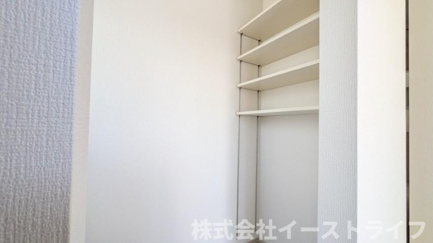 【新築戸建】　いわき市平中神谷1期　全4棟の収納|1号棟写真　玄関にはシューズインクローゼットが完備されているので、ゴルフバッグやベビーカーを収納でき大変便利です。