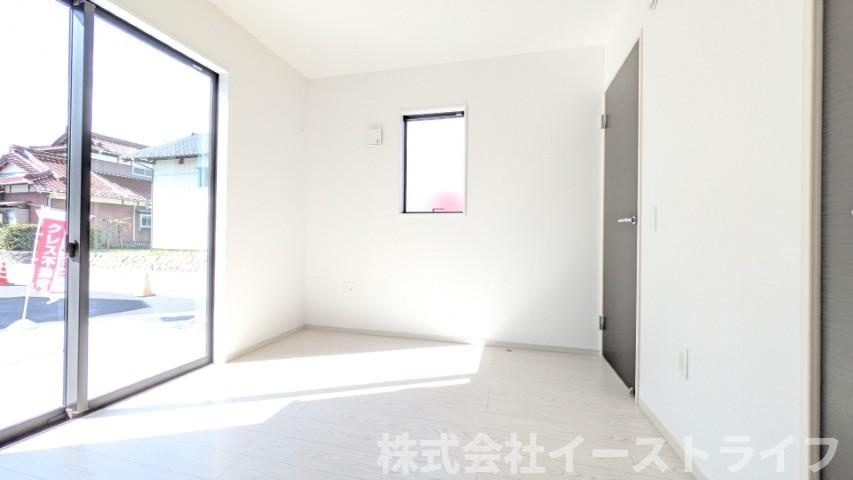 【新築戸建】　いわき市平中神谷1期　全4棟の洋室|1号棟写真　1階リビング隣の4.5帖の洋室です。玄関から直接部屋に入ることができます。