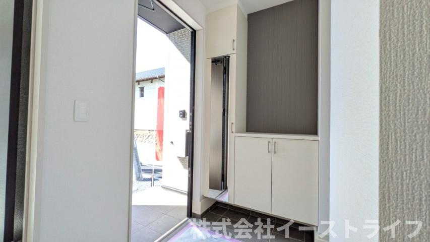 【新築戸建】　いわき市平中神谷1期　全4棟の玄関|1号棟写真　シューズBOXとシューズインクローゼットが完備されていて、玄関をスッキリ保てます。