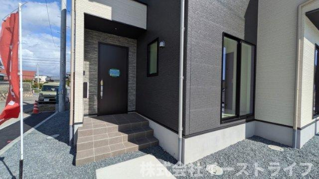 【新築戸建】　いわき市平中神谷1期　全4棟の内装|1号棟写真　木目調のおしゃれな玄関扉がお客様をお出迎えします！