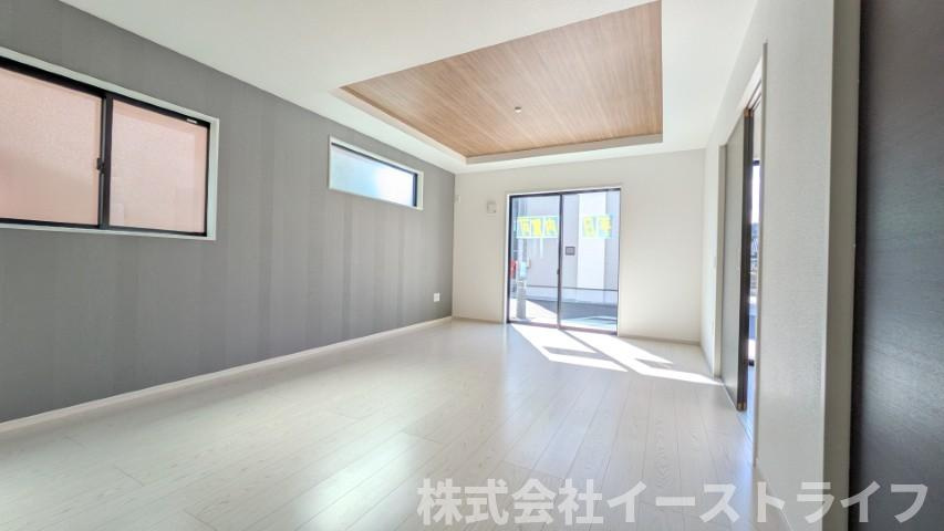 【新築戸建】　いわき市平中神谷1期　全4棟のダイニング|1号棟写真　ＴＶ周りの造作壁には、コンクリート質感のアクセントクロスを施しており、とてもおしゃれな仕上がりになっています。