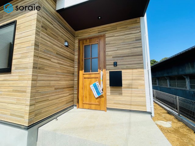 狭山市中新田1期　新築戸建の玄関|4/11撮影