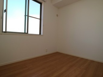 アザレア梅満の洋室|コンパクトで使いやすい洋室です