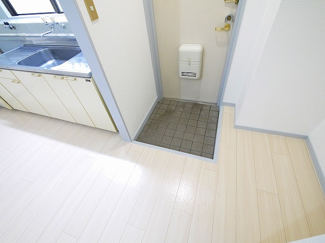 クリスタル21の玄関|収納もある玄関です