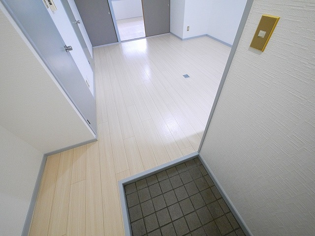 クリスタル21の玄関|明るい玄関です