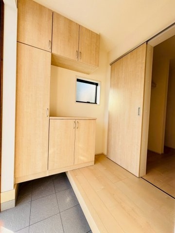 リーブルガーデンあきる野市草花　第5期　1号棟の玄関|天井まで設けた、たっぷり収納できるシューズクローク。