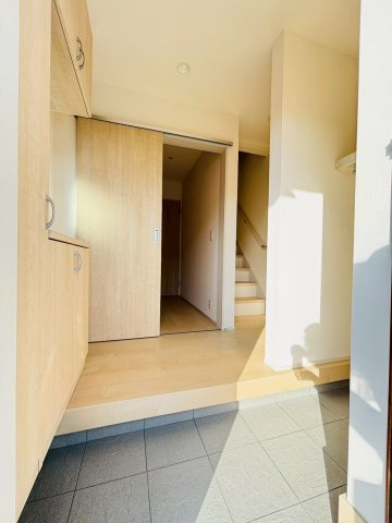 リーブルガーデンあきる野市草花　第5期　1号棟の玄関|玄関に入ってすぐ洗面所にアクセスできます