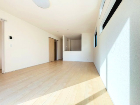 リーブルガーデンあきる野市草花　第5期　1号棟の居間・リビング|16帖のリビングは、光がたっぷり入る明るい空間。