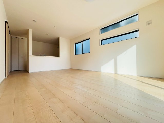 リーブルガーデンあきる野市草花　第5期　1号棟の居間・リビング|対面キッチンで、家事をしながら家族との会話も楽しめます。