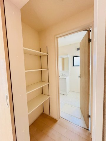 あきる野市草花　第5期　1号棟の収納|キッチン横に配置した、使い勝手の良い収納棚。