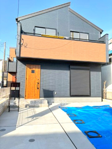 あきる野市草花　第5期　1号棟の外観|木目×グレーブラックの外壁が映える、洗練された新築外観です。