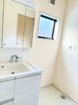 リーブルガーデンあきる野市草花　第5期　1号棟の独立洗面台|洗面所横に配置した、使い勝手の良いファミリークローゼットがございます。