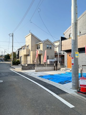 リーブルガーデンあきる野市草花　第5期　1号棟の前面道路含む現地写真