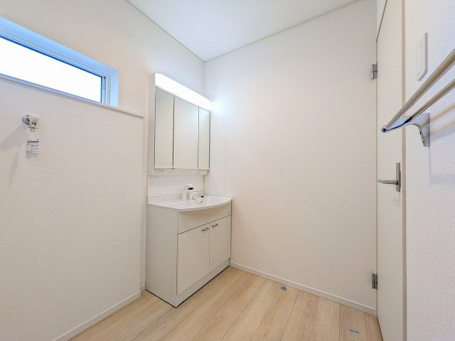 八王子市　大楽寺町　新築一戸建て　３１期の脱衣所|～窓付きで明るい洗面所　換気もしやすいです～