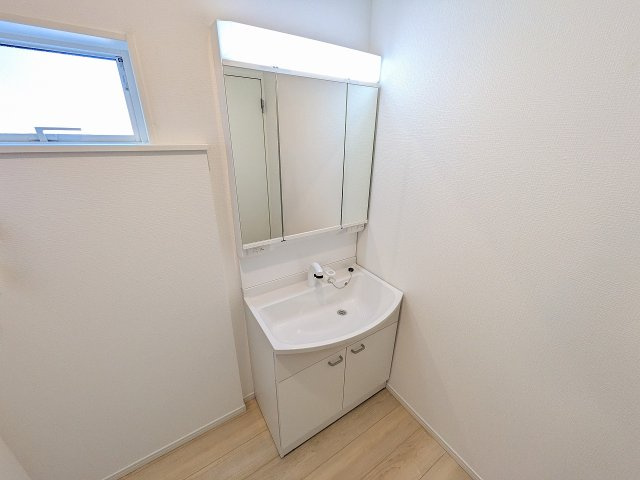 八王子市　大楽寺町　新築一戸建て　３１期の独立洗面台|～３面鏡付きの独立洗面台　細々している物をスッキリ収納出来ます～