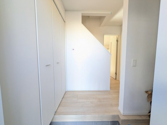 八王子市　大楽寺町　新築一戸建て　３１期の玄関|～玄関収納タップリ、シューズインクロークもあります～