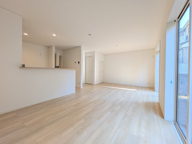 八王子市　大楽寺町　新築一戸建て　３１期の居間・リビング|～18.7帖の明るいLDKで、家族団欒の時間をお過ごしいただけます～