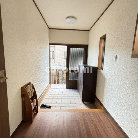 東香里新町戸建ての玄関