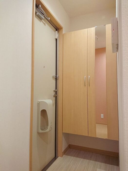 泉大津市寿町のハイツの玄関|明るい玄関です