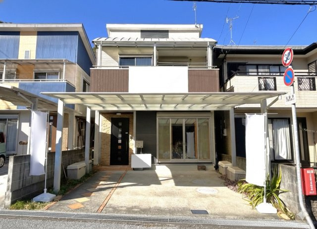 高知市大谷　中古一戸建ての外観|カーポート付きで雨の日も安心。前面スッキリ、陽当たりの良い外観です