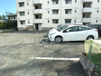 【駐車場】 | ドミール光ヶ丘 | 駐車場があるので、車を買う予定の方も安心です