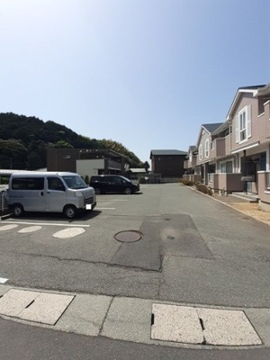 【駐車場】 | サンビレッジＤ | 駐車場があるので、車を買う予定の方も安心です