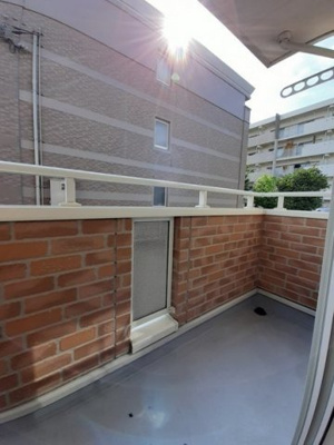 【バルコニー】 | アドックヒルズ・モエＢ | 外からの目が気にならないバルコニーで洗濯物が干せます