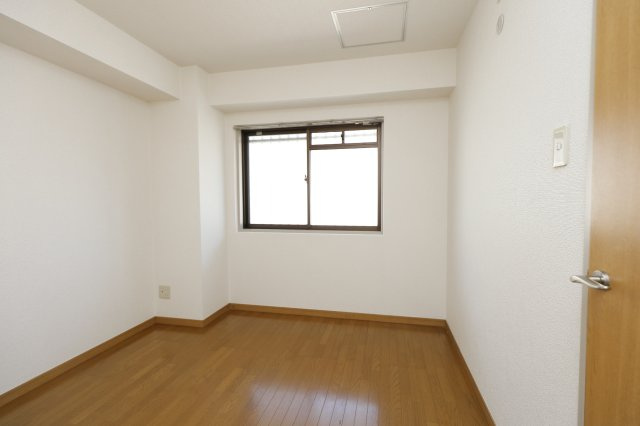 プラムエヌティーの洋室