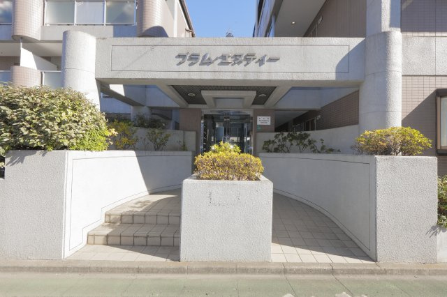 プラムエヌティーのエントランス