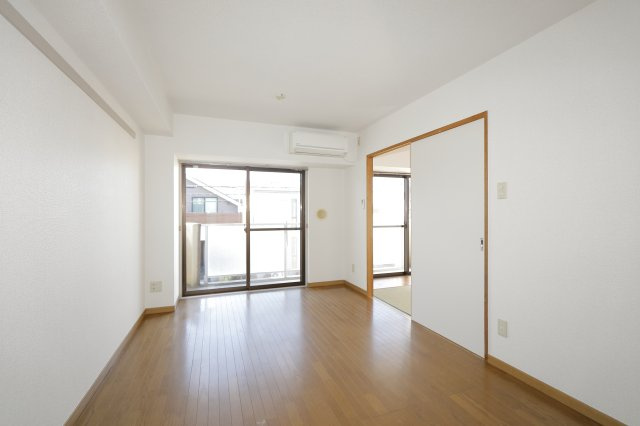 プラムエヌティーの居間・リビング