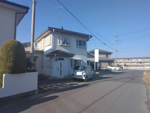 深谷市緑ヶ丘　オーナーチェンジ戸建の前面道路含む現地写真