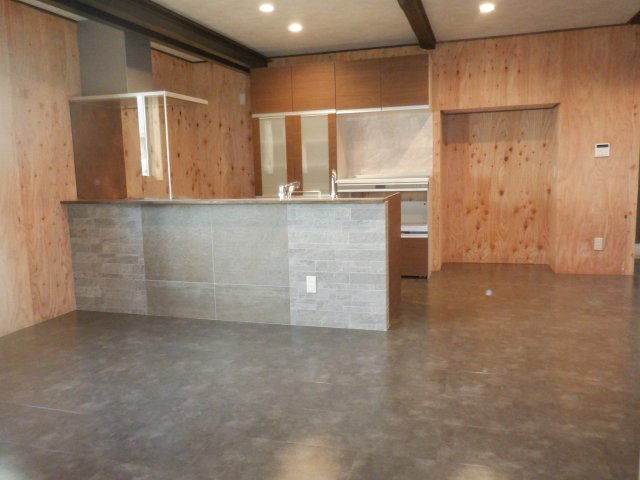 川名2F建のキッチン|会話を楽しみながらお料理ができます