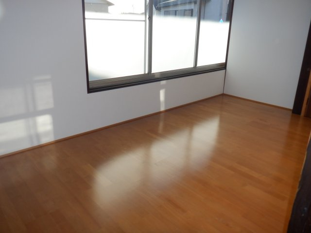 川名2F建の洋室