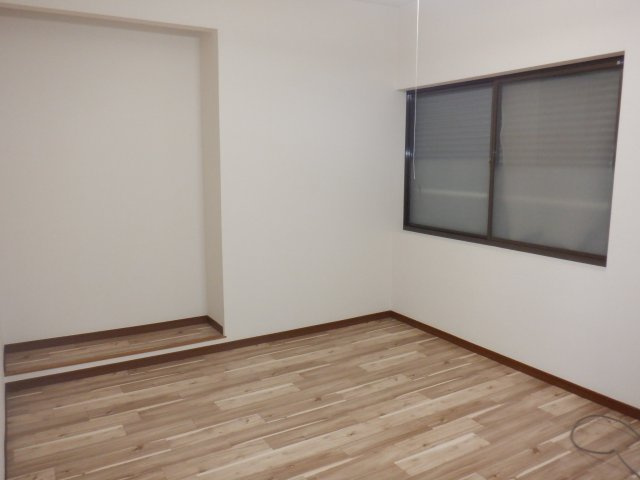 川名2F建の洋室