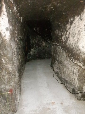 川名2F建の駐車場|通路を行くと・・・