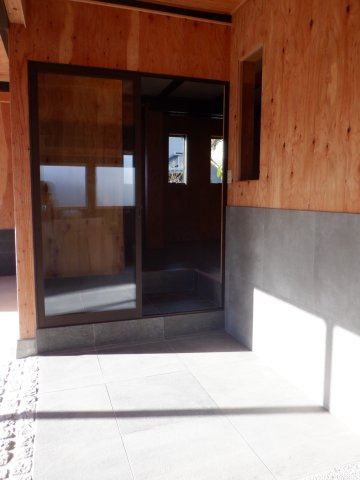 川名2F建の玄関