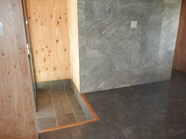 川名2F建の玄関