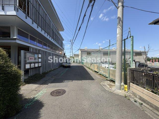 【前面道路含む現地写真】 | 「綾北小学校」「綾北中学校」どちらも徒歩7分と通いやすい立地にございます。
子育て世帯にも嬉しいですね！