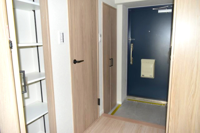 昭島市松原町２丁目の中古マンションの玄関