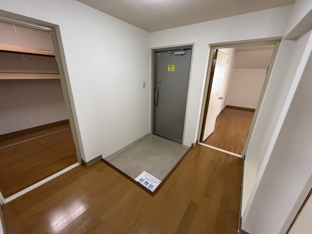 プレステージ新千里西町2号館の玄関