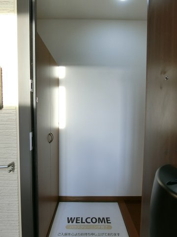 グランシャリオ堀川B棟の玄関|イメージC102号室の写真（反転あり）