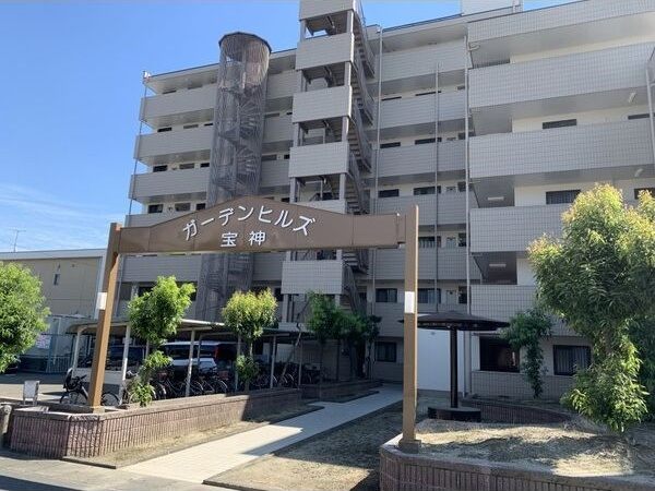 ガーデンヒルズ宝神のエントランス|清潔なエントランスです
