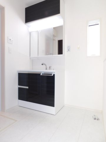 北名古屋市熊之庄城ノ屋敷の新築一戸建の独立洗面台|◇洗面台◇　　吊戸付き三面鏡シャンプードレッサー（ワイドサイズ）　洗濯用品などが片付く収納完備！