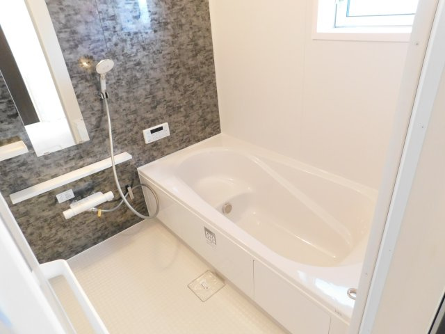 北名古屋市熊之庄城ノ屋敷の新築一戸建の浴室|◇浴室◇　　広い１坪サイズ・浴室暖房乾燥機・追い焚き・断熱浴槽・エコベンチ浴槽・キレイサーモフロア・オートバス・バリアフリー・浴室窓あり