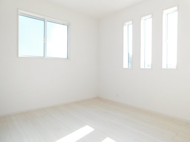 北名古屋市熊之庄城ノ屋敷の新築一戸建の洋室|◇洋室◇　　南面で明るい洋室５．２５帖　全居室収納完備！　