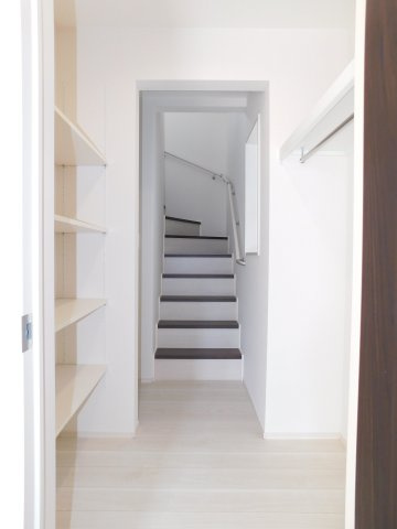 北名古屋市熊之庄城ノ屋敷の新築一戸建の収納|◇ＷＩＣ◇　　上着などが片付けられるウォークスルークローゼット♪