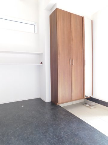 北名古屋市熊之庄城ノ屋敷の新築一戸建の玄関|◇玄関◇　　家族の靴がスッキリと片付く大容量収納♪　上部吹抜！