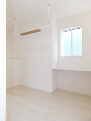 北名古屋市熊之庄城ノ屋敷の新築一戸建のその他|◇２階ホール◇　　室内干しのできるポール付き！　洗濯物の整理に便利なカウンター付き！