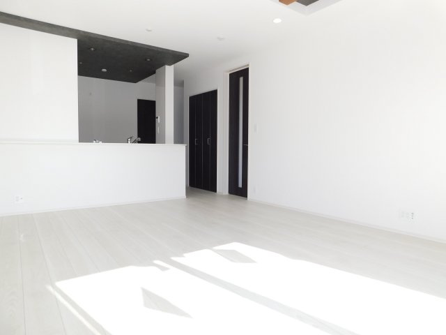 北名古屋市熊之庄城ノ屋敷の新築一戸建の居間・リビング|◇リビング◇　　南面で明るいリビング１６．２５帖　キッチン横にはパントリーとしても使える収納完備！