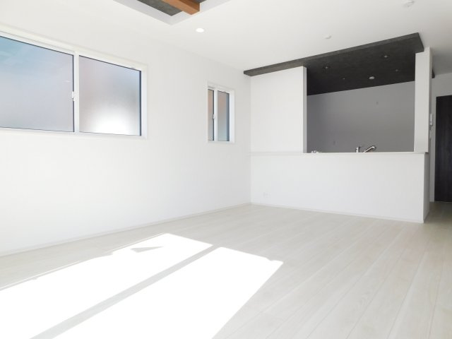 北名古屋市熊之庄城ノ屋敷の新築一戸建の居間・リビング|◇リビング◇　　南面で明るいリビング１６．２５帖　ポップアップ天井のオシャレなキッチン♪